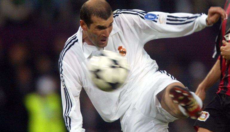 Zidane golpea el balón para hacer un gol histórico en la Champions para el Real Madrid.