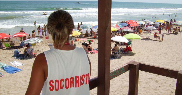 Imagen de archivo de una socorrista vigilando una playa