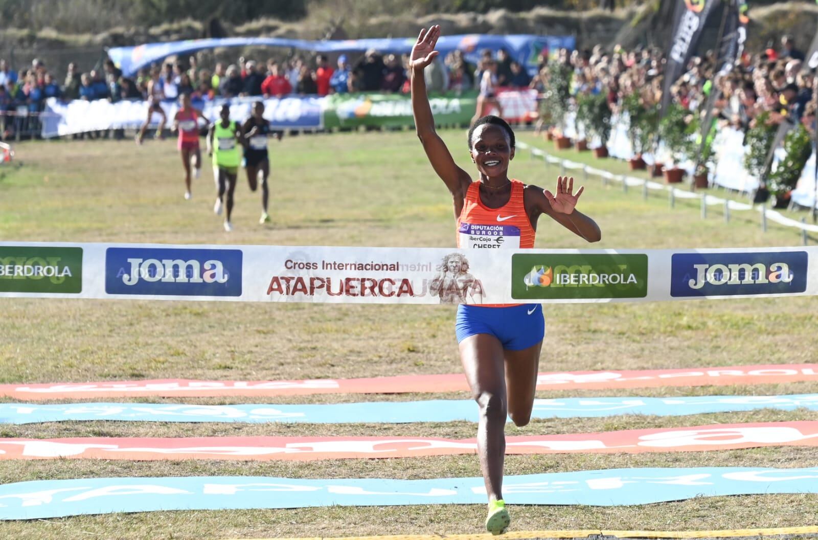 Beatrice Chebet entrando en la meta como vencedora. / Foto: Ricardo Ordóñez