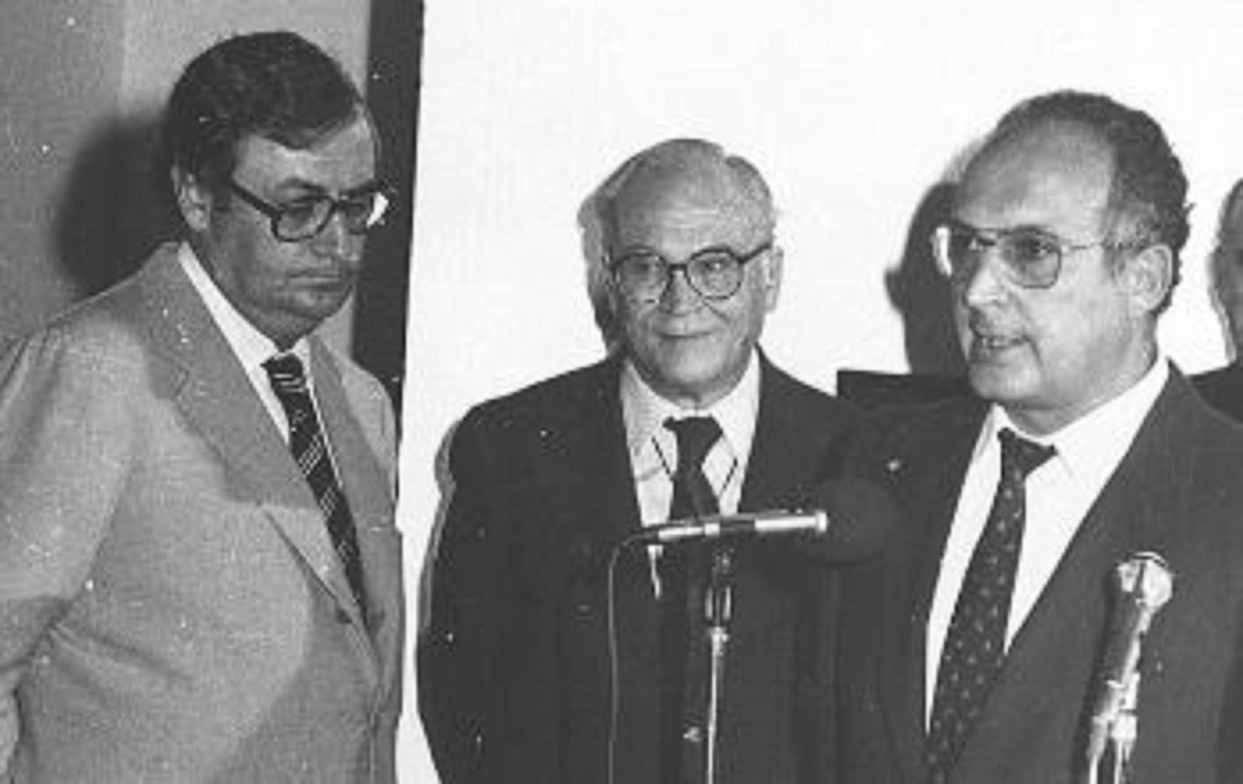 De izquierda a derecha, Juan March Delgado, presidente de la Fundación Juan March; Fernando Zóbel, y Andrés Moya, alcalde de Cuenca. Acto oficial de la cesión del Museo de Arte Abstracto Español a la Fundación Juan March el 5 de junio de 1981.