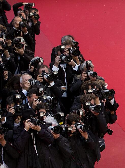 Los fotógrafos esperan la llegada de las estrellas a la alfombra roja