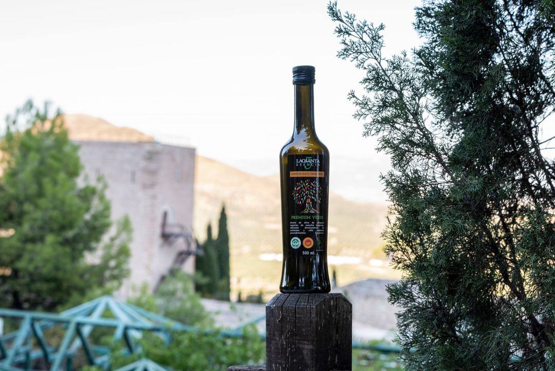 Uno de los envases de los aceites La Quinta Esencia con el Castillo de Jódar de fondo