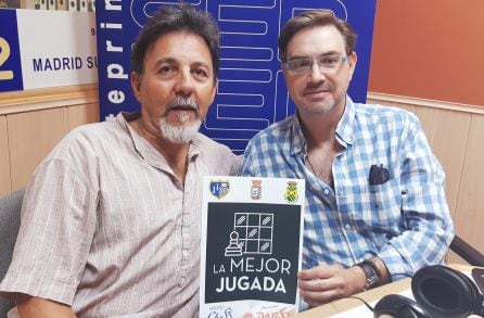 Javier Carrillo, presidente del Club de Ajedrez Cristo de la Salud de Valdemoro, (d) y Paco Mata, coordinador de actividades y talleres en diferentes centros penitenciarios de Madrid.