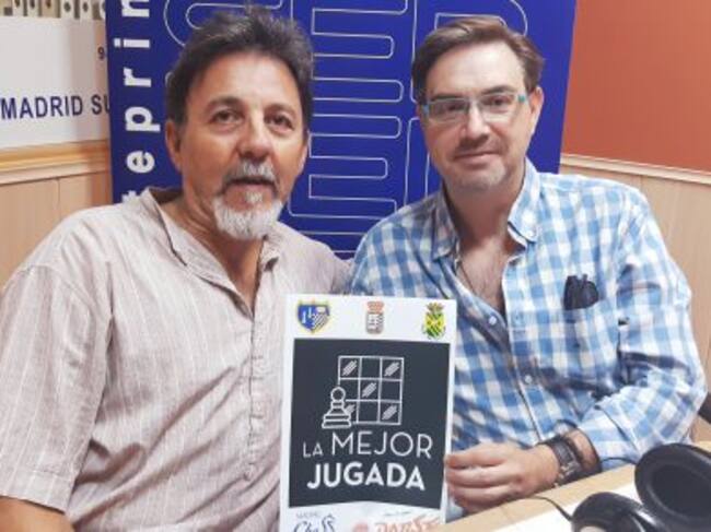 Javier Carrillo, presidente del Club de Ajedrez Cristo de la Salud de Valdemoro, (d) y Paco Mata, coordinador de actividades y talleres en diferentes centros penitenciarios de Madrid.