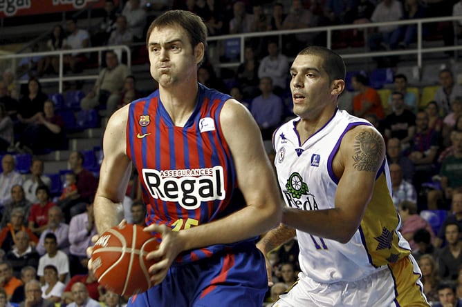 El jugador del Barcelona Regal Lorbek (i) junto al del Blancos de Rueda Martín (d), durante el encuentro de los dos equipos de baloncesto en la primera jornada de la Liga Endesa.