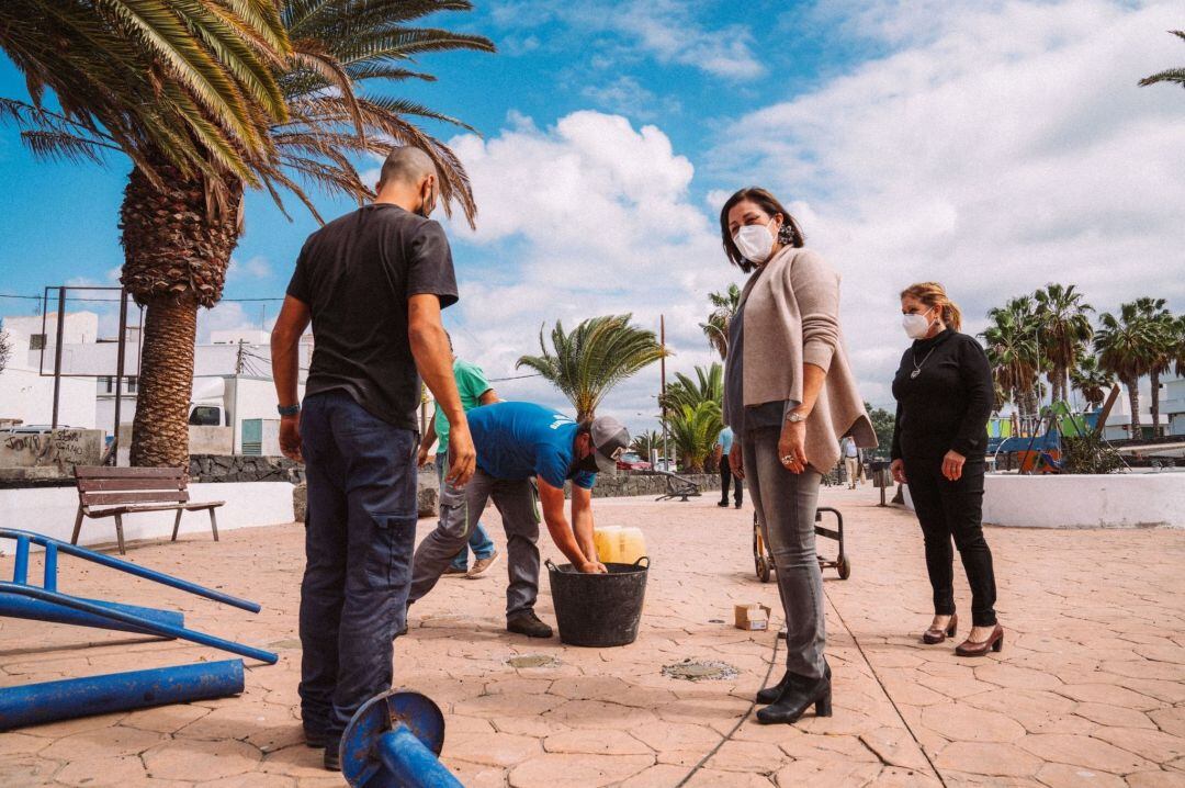 La alcaldesa Astrid Pérez y la concejal del Área de Parques Infantiles, Ángela Hernández, junto a un parque biosaludable en el barrio de Altavista.