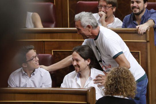 El diputado de Unidos Podemos Diego Cañamero (d) saluda al líder de Podemos, Pablo Iglesias, y al portavoz de la formación, Íñigo Errejón (i)