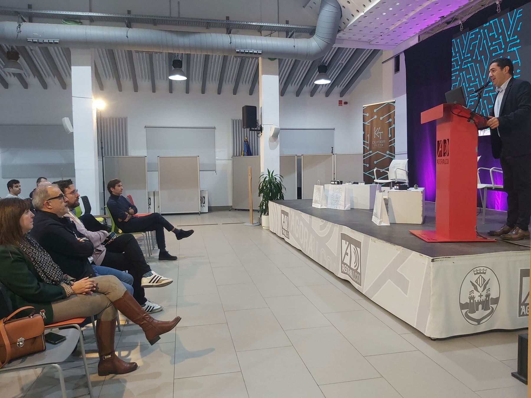 Toni Francés, durante su intervención en el acto de presentación del &#039;Kit ciutadà&#039;