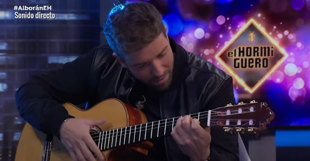 Pablo Alborán recibe la guitarra de Vicente Carrillo