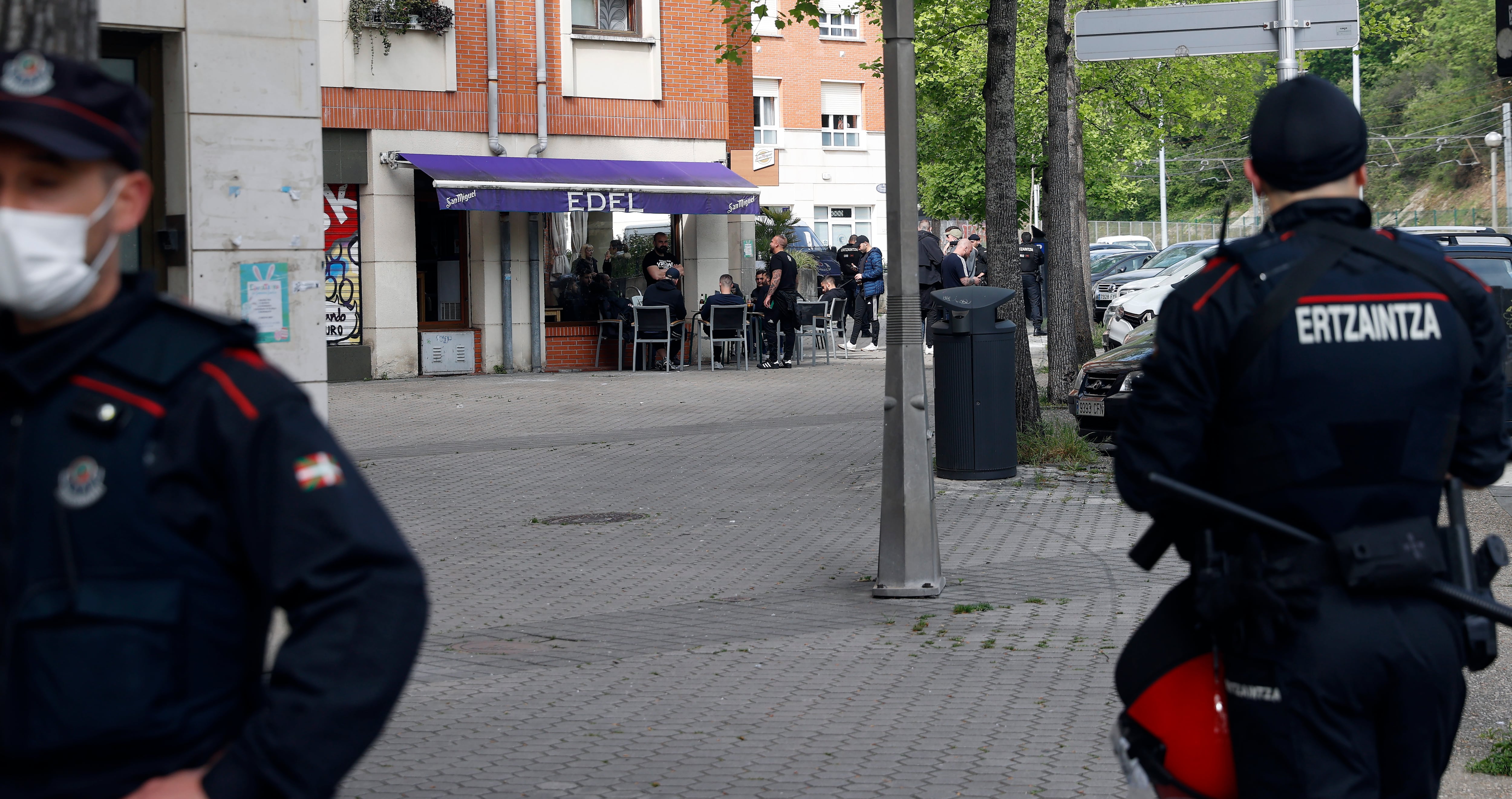 GRAFCAV4619. SAN SEBASTIÁN, 15/04/2022.- Agentes de la Ertzaintza custodian el lugar donde un grupo de aficionados del Betis ha sido atacado por otro grupo de aficionados de la Real, resultando varios heridos, mientras comían en un bar cercano al Reale Arena de San Sebastián.- EFE/ Javier Etxezarreta
