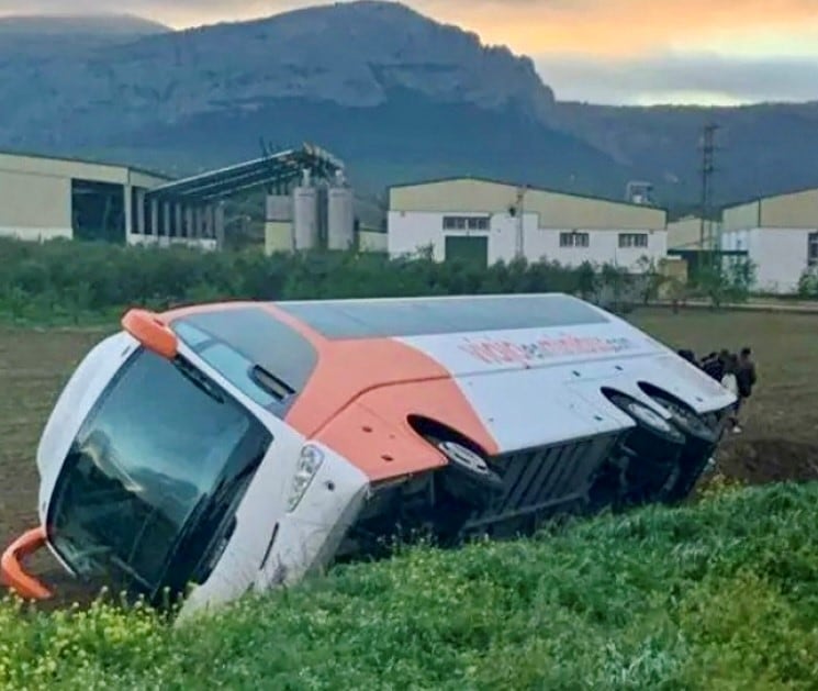 El autobús volcado tras salir de la carretera