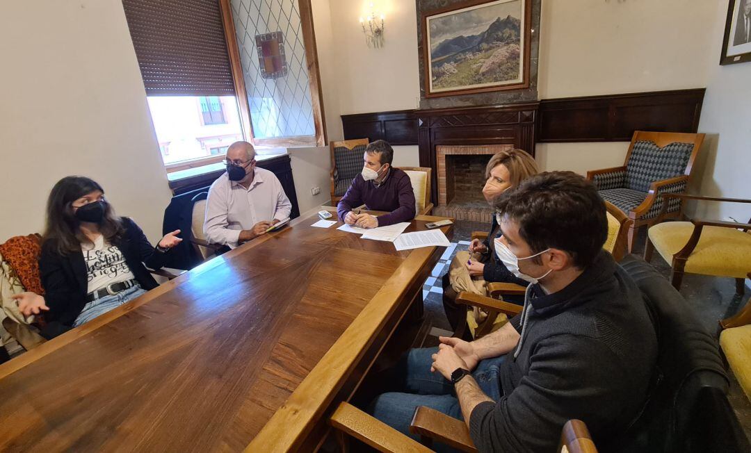 El alcalde de Jaén, Julio Millán (centro), junto a miembros de la asociación 'Volvemos' durante la reunión.