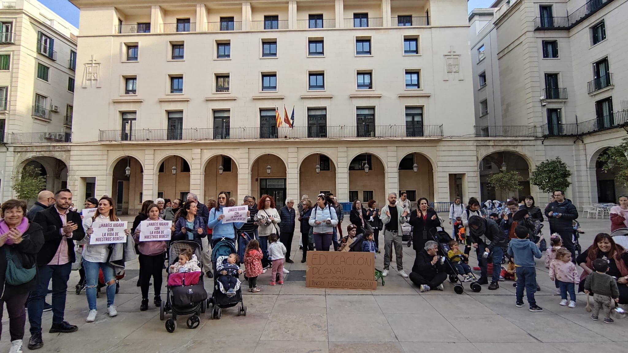 Los padres y madres de 7 Enanitos y Els Xiquets protestando en la plaza del Ayuntamiento