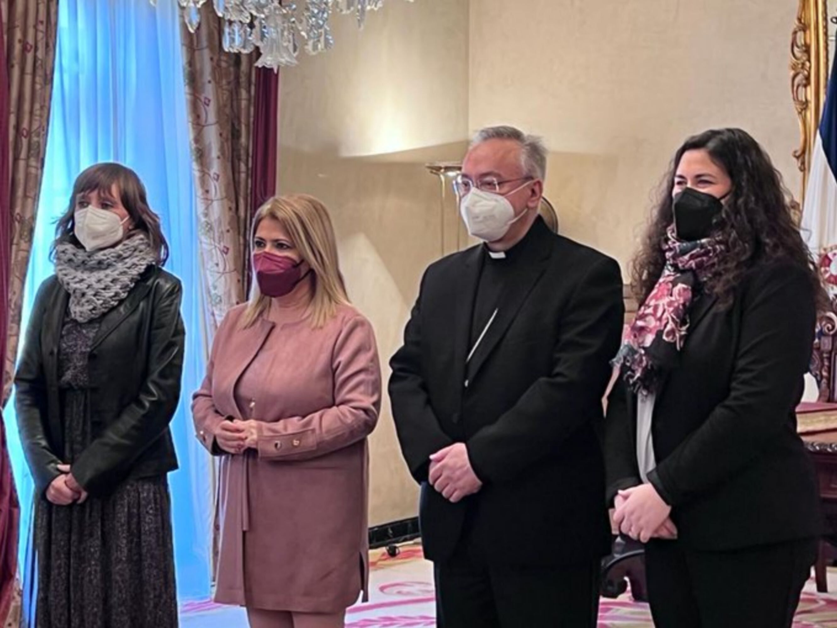 La alcaldesa junto al Obispo