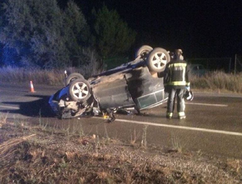 El coche quedó volcado en la vía tras sufrir el impacto de un camión