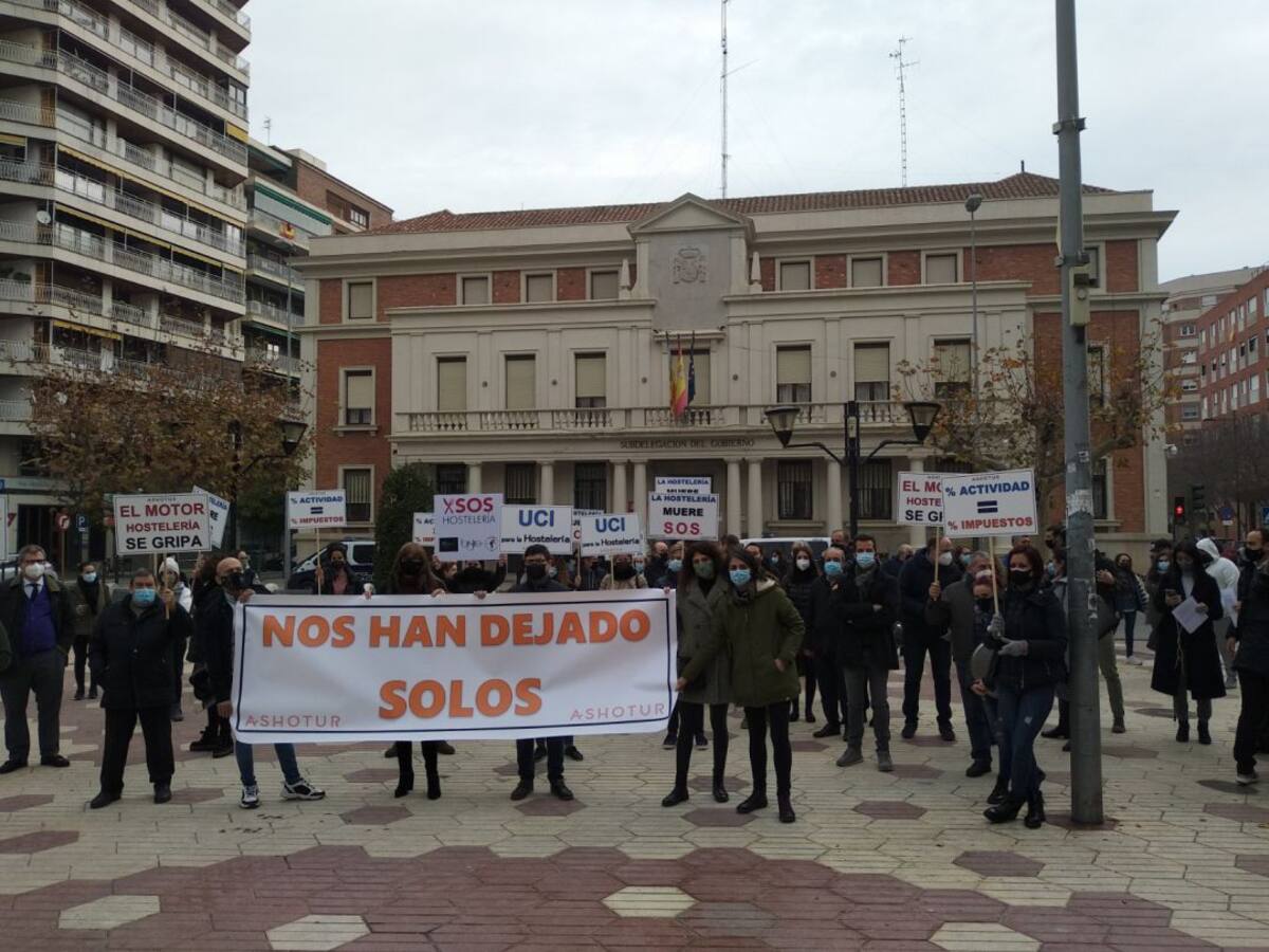 Un centenar de profesionales de la hostelería y el turismo se concentran en Castelló para reclamar más ayudas