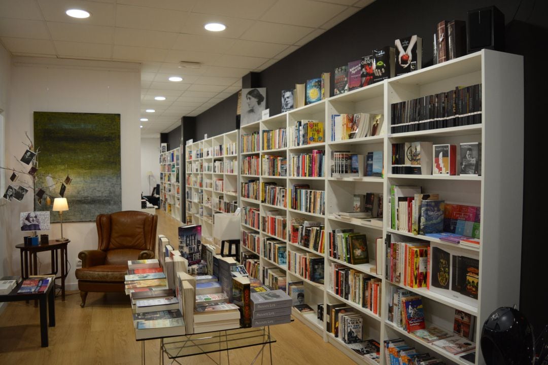 Pla general de la llibreria Linguae de Girona en una imatge d'arxiu