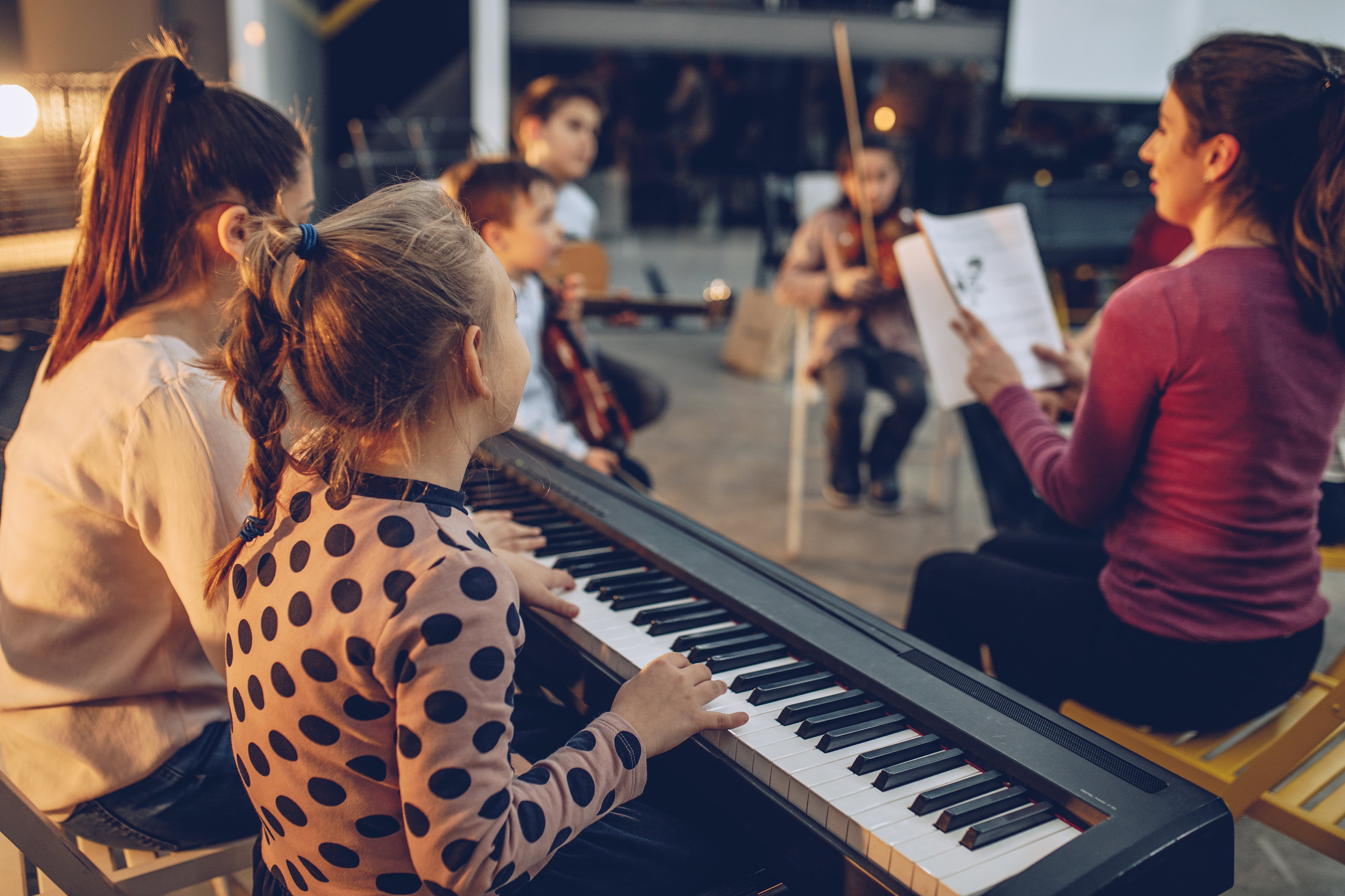 Un grupo de niños asiste a una clase de música