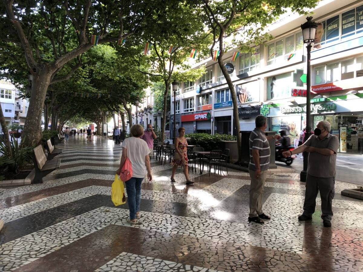 La mayoría de la gente lleva la mascarilla por la calle a pesar que ya no es obligatoria