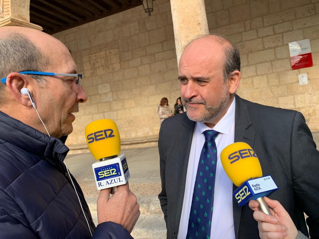 El vicepresidente regional, José Luis Martínez Guijarro, atendiendo a Radio Azul Cadena SER en San Clemente