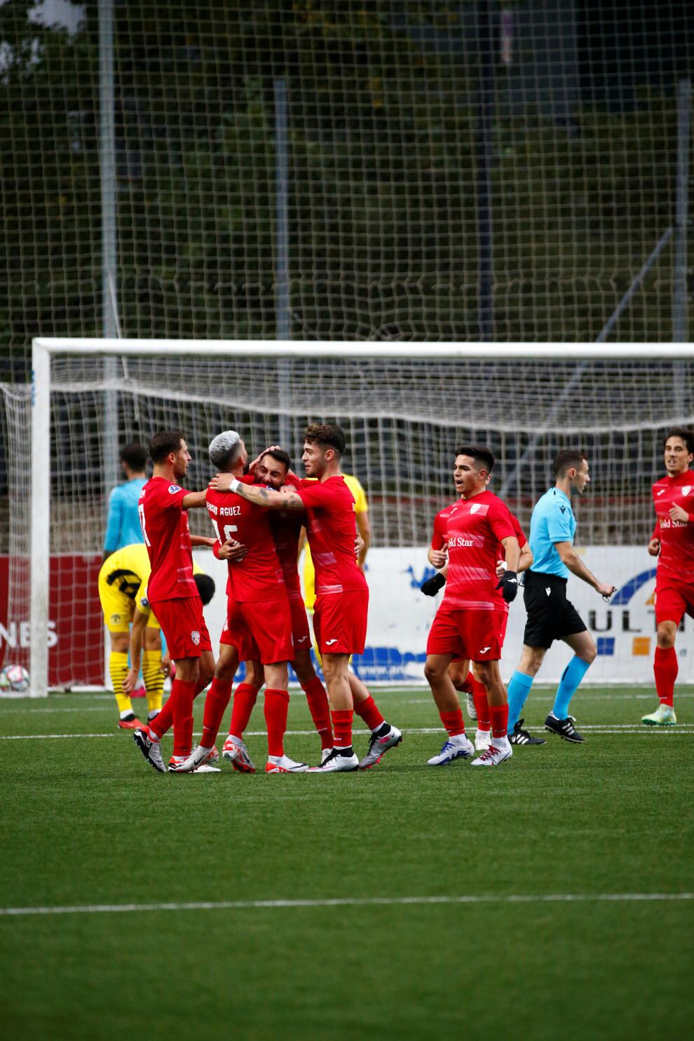 L'FC Santa Coloma celebra la victòria contra la UE al derbi colomenc.