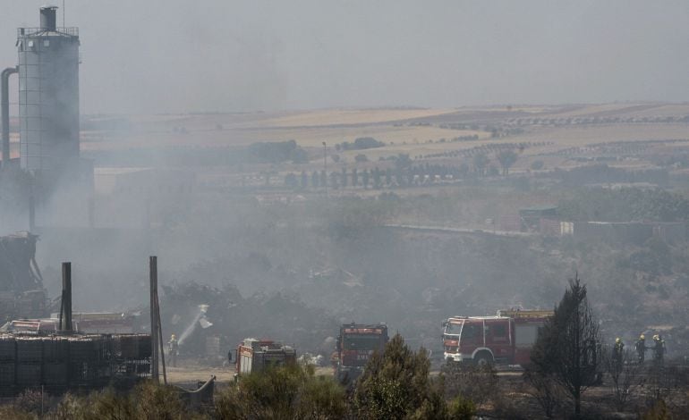 Continúan los trabajos de extinción del incendio de una nave de disolventes