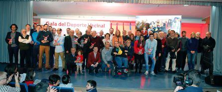 Foto de familia con la FAVA y los premiados