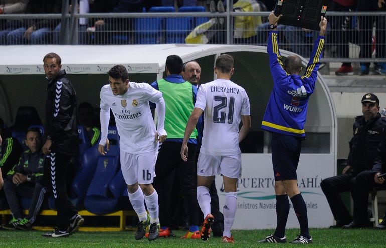 El momento en que Denis Cheryshev es sustituido por Mateo Kovacic en el Cádiz - Real Madrid de la Copa del Rey.