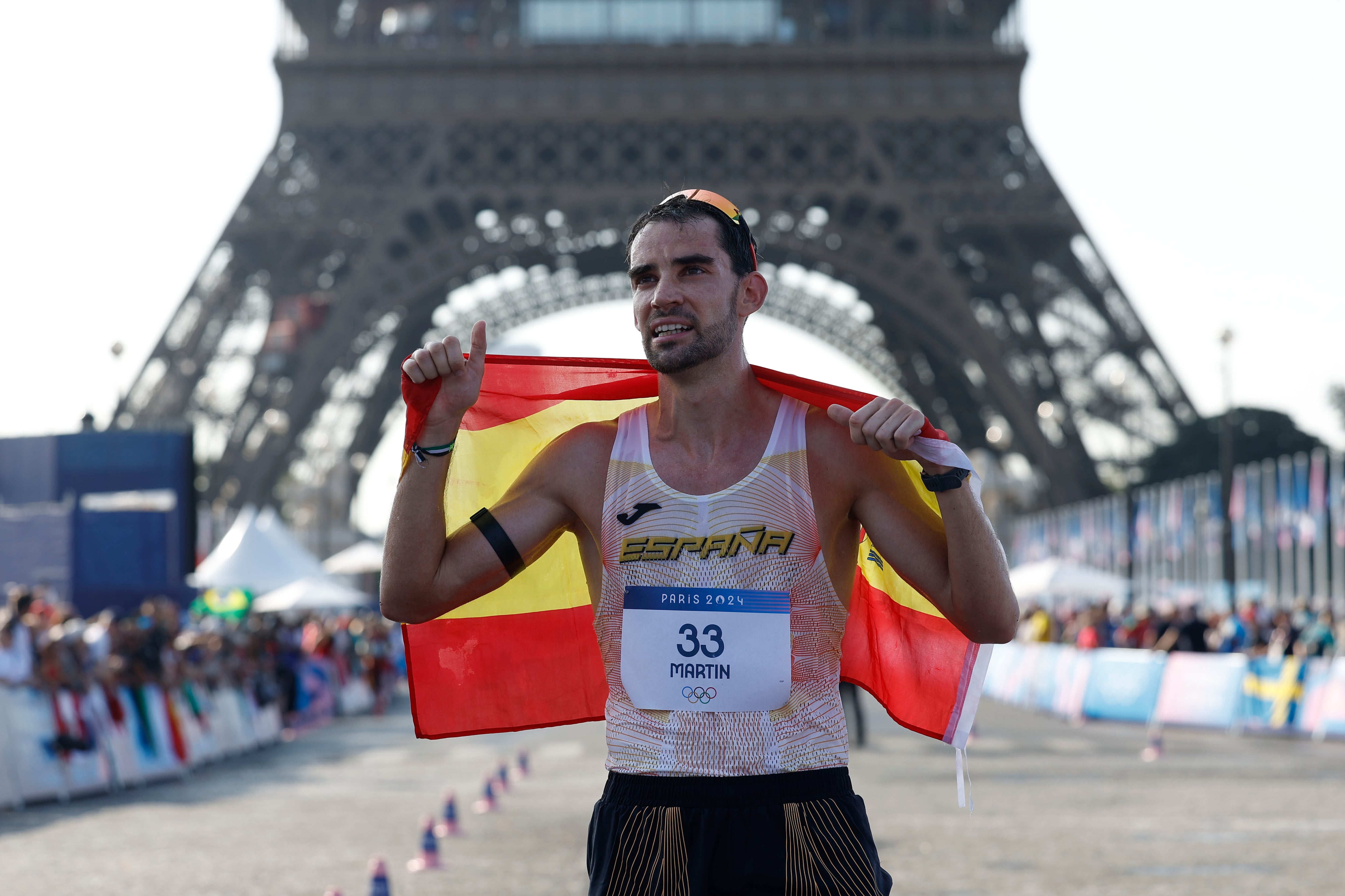 PARÍS, 01/08/2024.- El atleta español Martín Álvaro celebra su medalla de bronce al finalizar la prueba de los 20km marcha masculinos de los Juegos Olímpicos de París 2024, este jueves, en la capital francesa. EFE/ Miguel Toña
