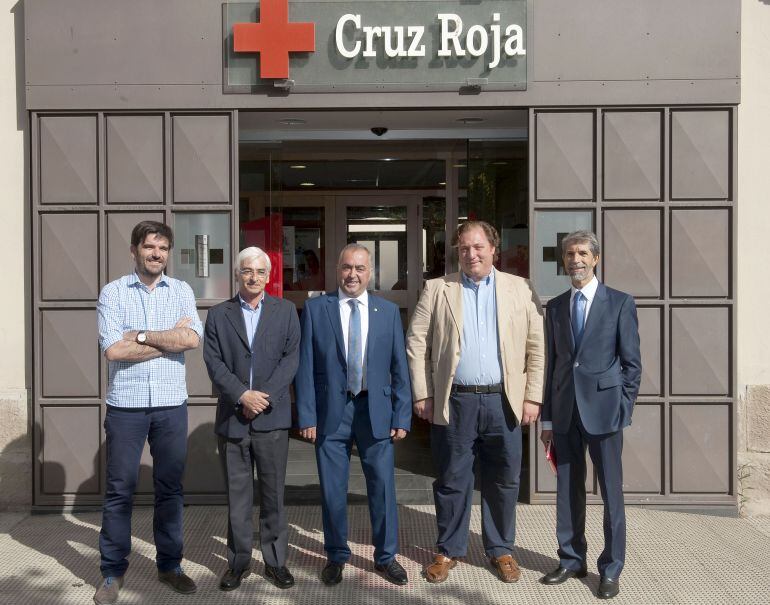 Foto de grupo tras la firma del convenio entre Gobierno y Cruz Roja