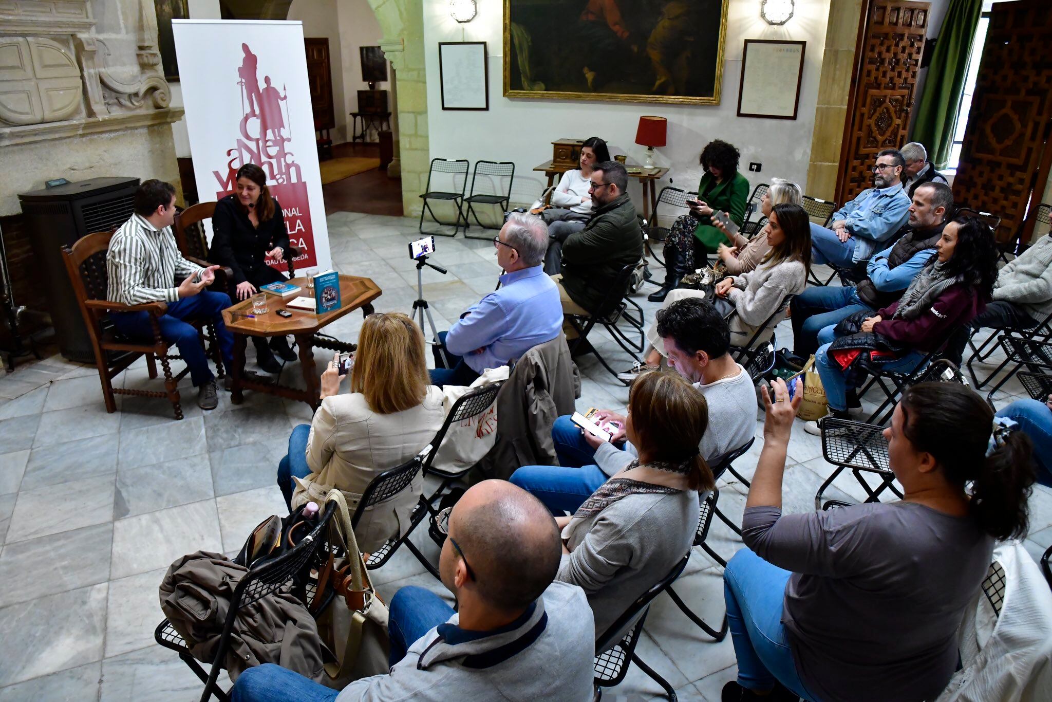 Penélope Acero, editora de Edhasa, y el periodista especializado David Yagüe, durante una de las presentaciones del reciente Certamen Internacional de Novela Histórica Ciudad de Úbeda.