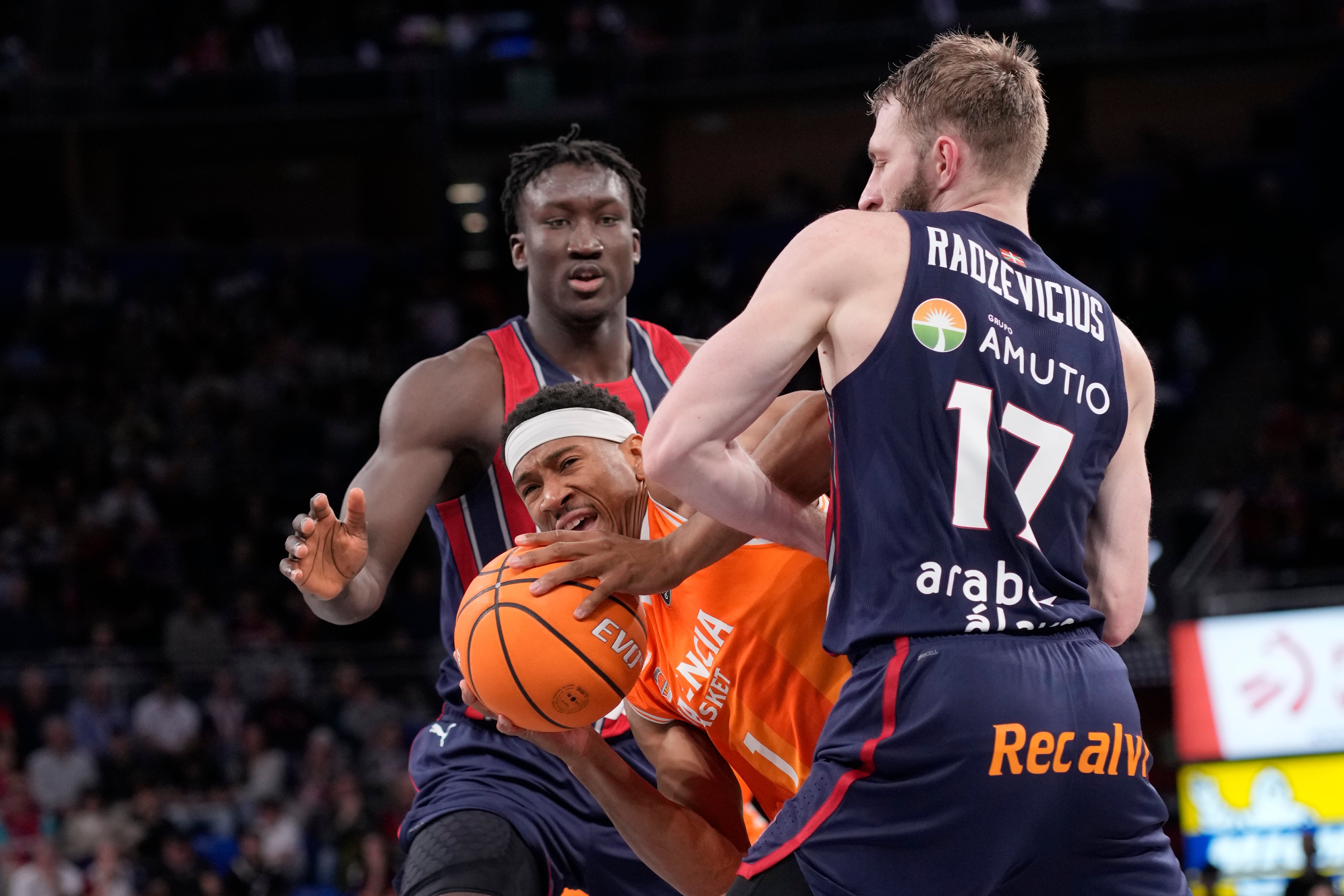 VITORIA-GASTEIZ, 07/12/2025.-El jugador del Valencia Basket K. Taylor, y el jugador del Kosner Baskonia G. Radzevicius, durante el partido de la Liga Endesa entre el Baskonia y Valencia Basket, este domingo en el pabellón Fernando Buesa Arena de Vitoria.- EFE/ Adrián Ruiz Hierro
