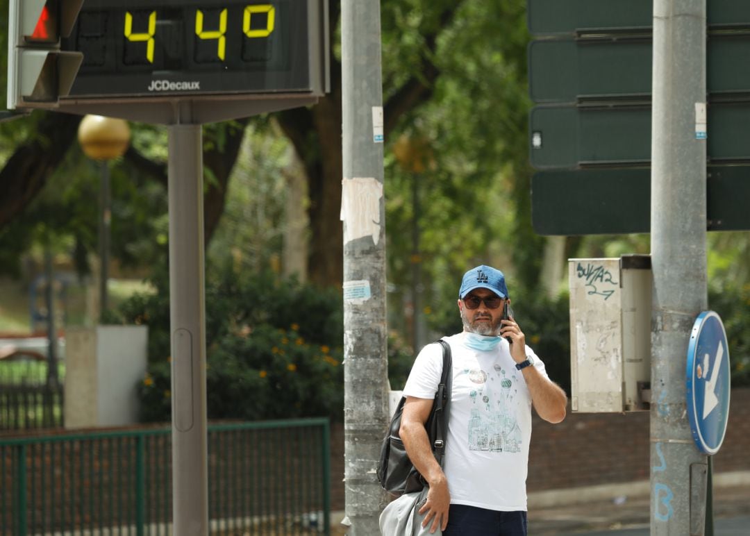 Un viandante pasa bajo un termómetro a 44 grados este verano.