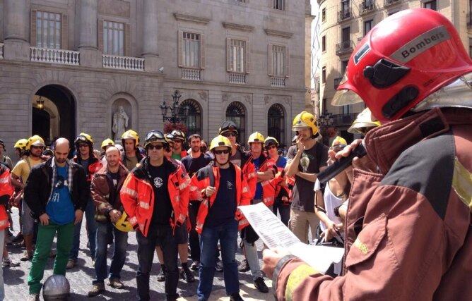 Els bombers a la plaça de Sant Jaume