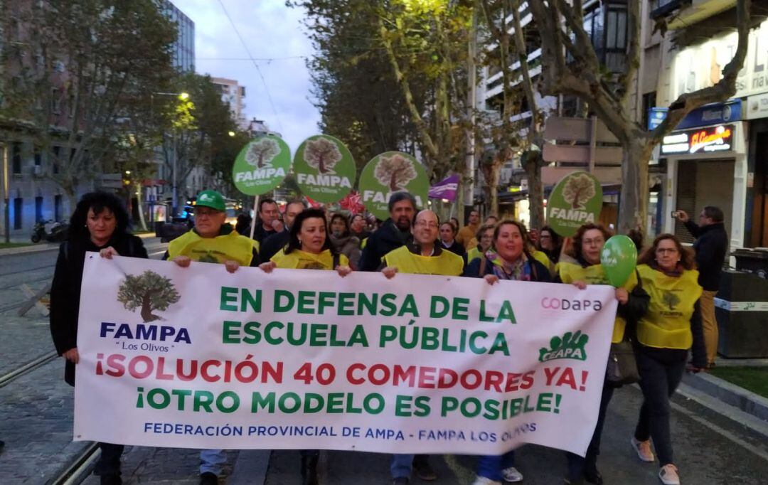 Manifestación por la restauración del servicio de comedores escolares en Jaén. 