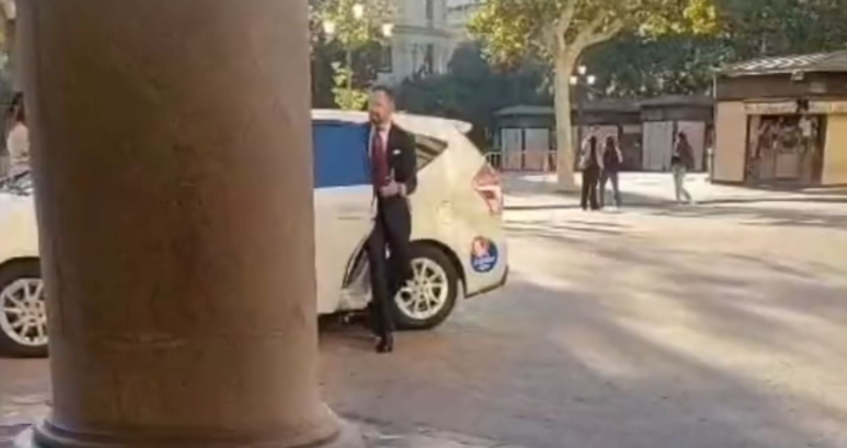 El portavoz del grupo municipal Vox en el Ayuntamiento de València, Juanma Badenas, llega en Taxi hasta la misma puerta del consistorio, estando prohibido por ser plaza peatonal.