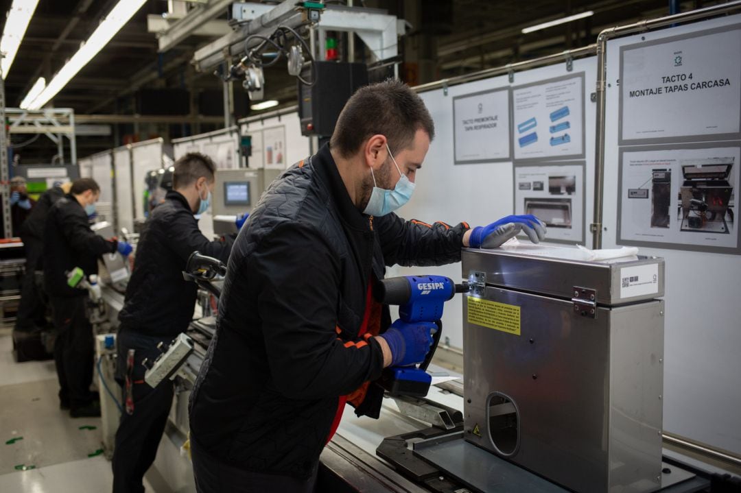 Operarios trabajan en la cadena de producción y montaje del proyecto de respiradores de SEAT en Martorell