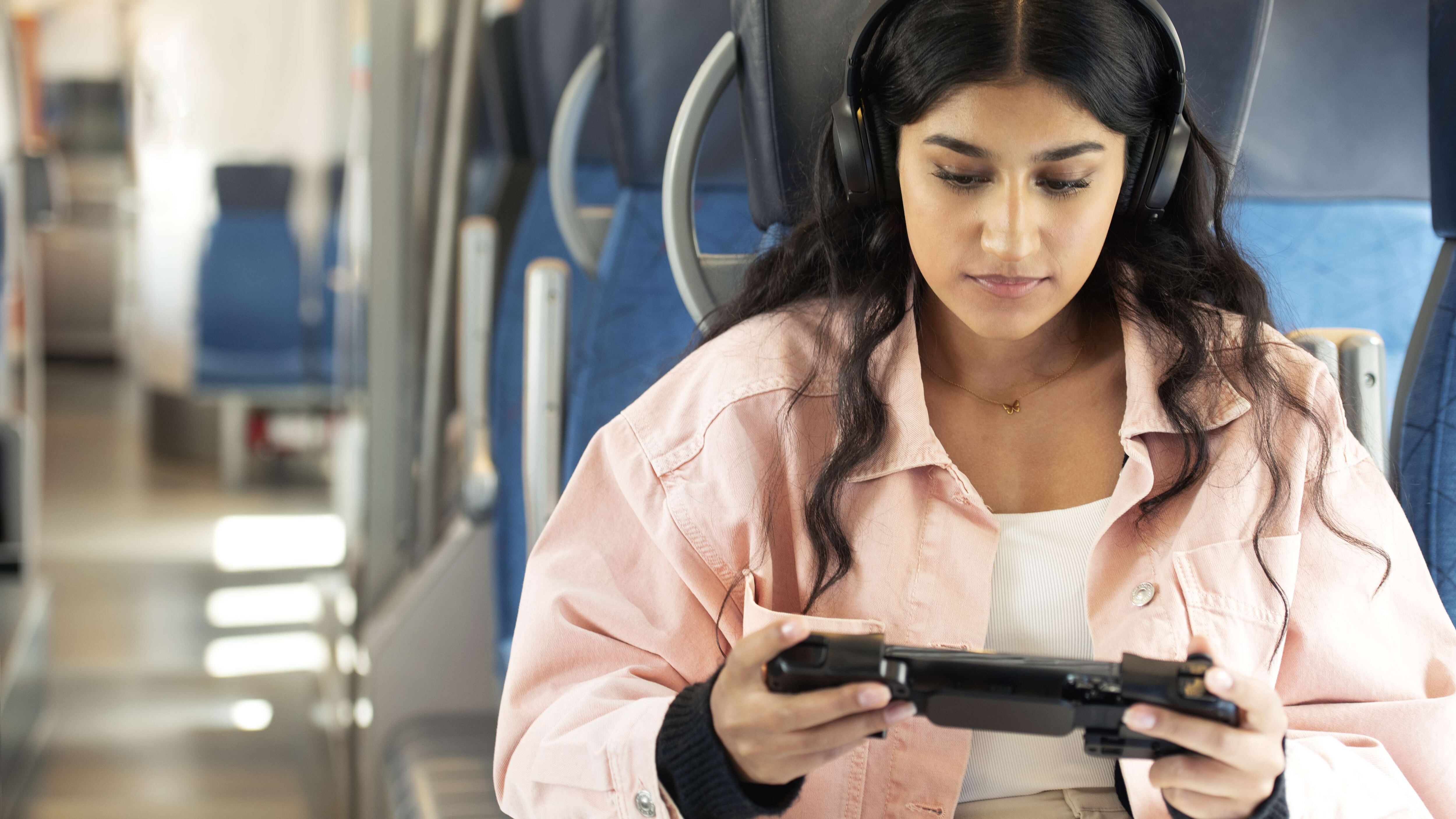 Una mujer sujeta un aparato tecnológico que escucha a través de unos cascos