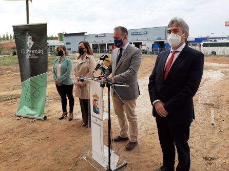 Alberto Rubio, en el centro de la imagen, durante la inauguración de las obras de la EDAR