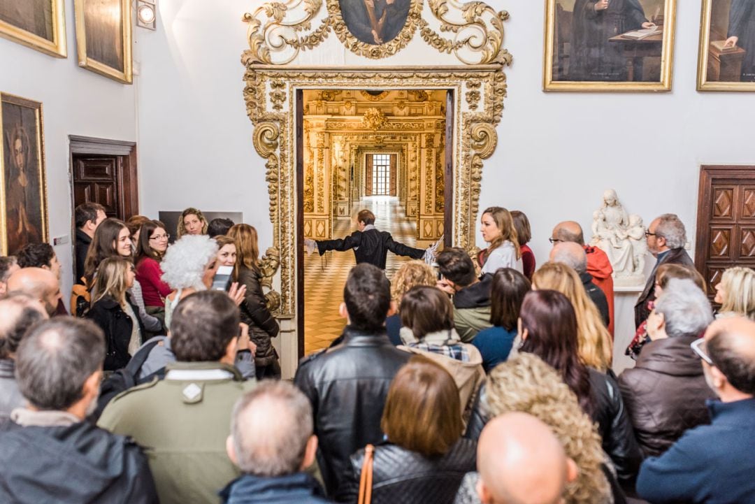 Una de las visitas al Palau Ducal junto a uno de los personajes históricos 