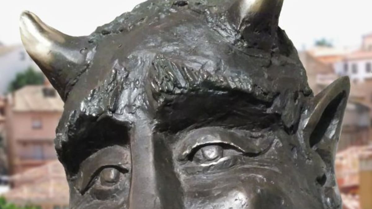 El autor de la escultura del Diablillo, José Antonio Abella, tomará acciones legales en contra del Ayuntamiento de Segovia si finalmente lo cambian de ubicación