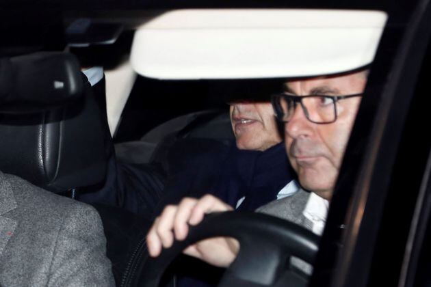 El expresidente francés Nicolás Sarkozy (i) abandona en coche la sede de la Policía Judicial de Nanterre, en Francia