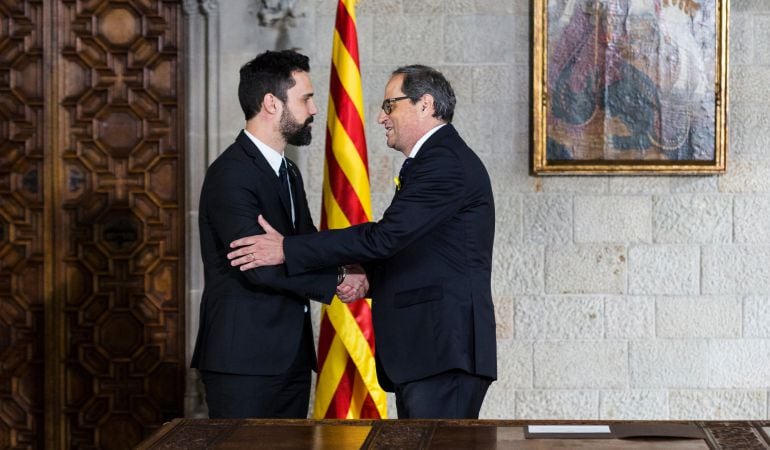 El presidente del Parlament, Roger Torrent, junto con el nuevo presidente de la Generalitat, Quim Torra.