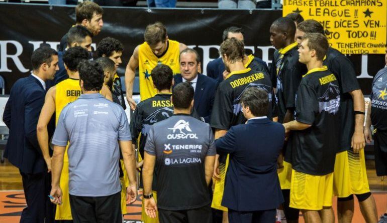 El conjunto canarista, junto a su técnico Txus Vidorreta.