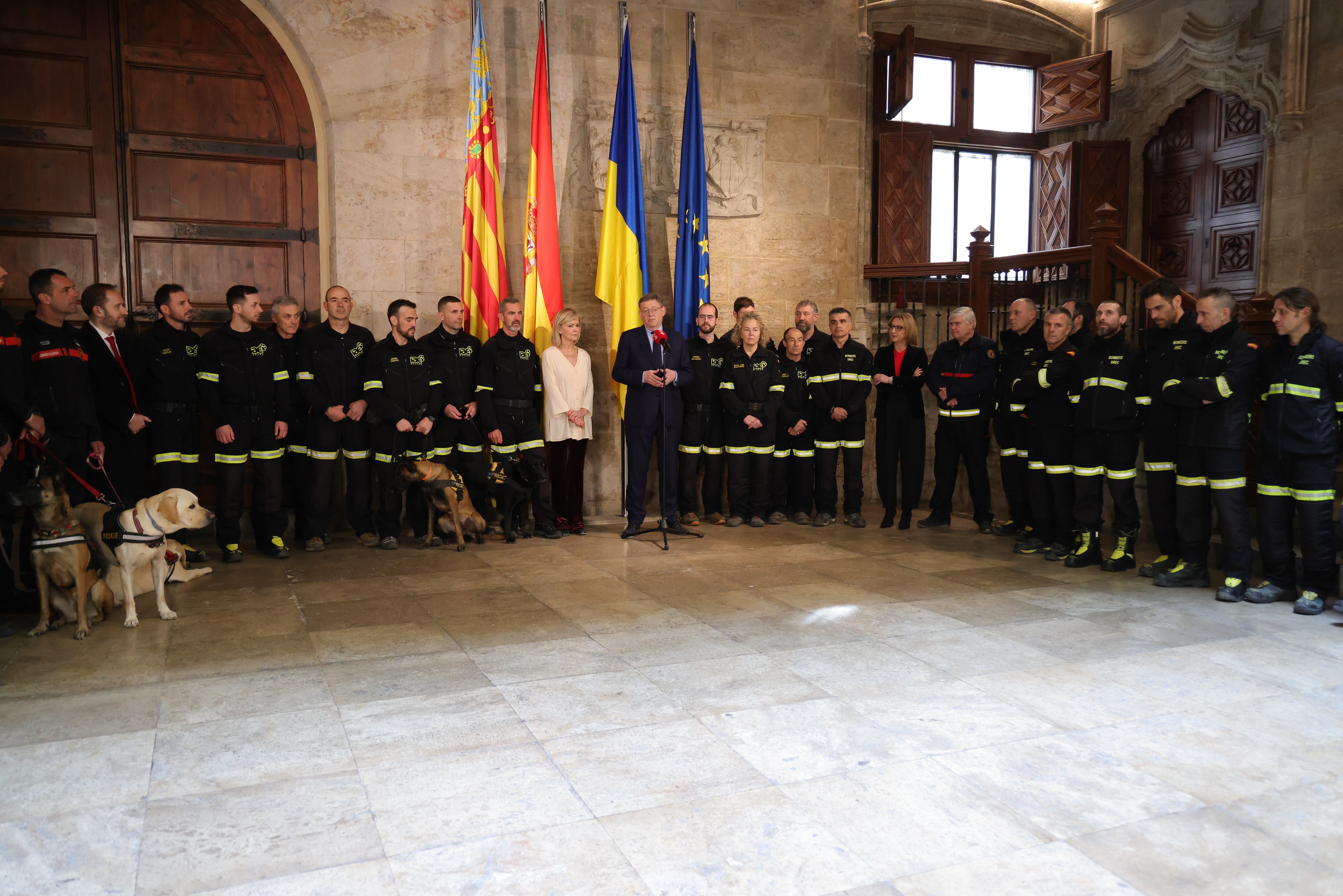 El president de la Generalitat ha recibido a las bomberas y bomberos voluntarios pertenecientes a los servicios de emergencia de la Comunitat Valenciana que se han desplazado al sudeste del país turco