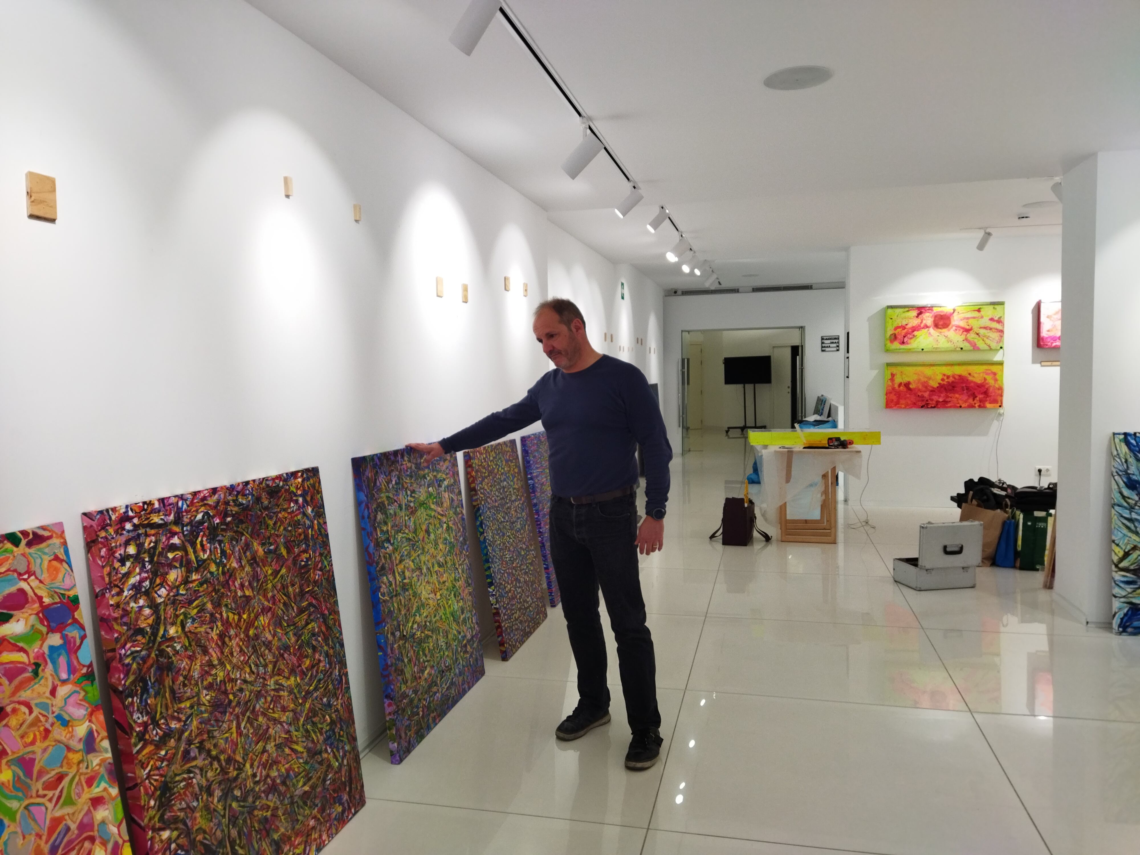 El pintor alcoià, Luis Sanus, durant el muntatge de la seua exposició 'Atman' a Fundación Mutua Levante.