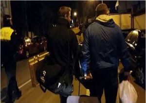 Miembro de la chirgota "El tamaño no es lo que importa" son acompañados por la policía hasta el Teatro Florida.