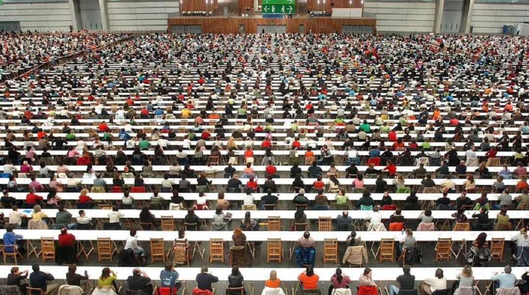 Aspirantes se examinan en un examen de oposiciones