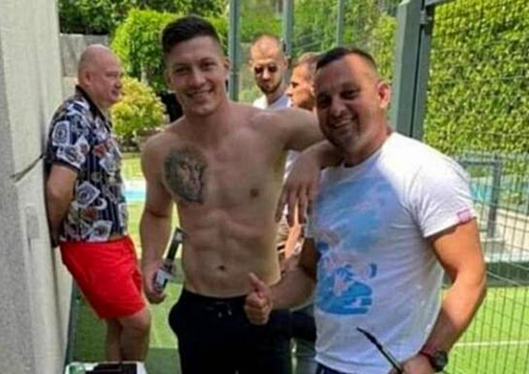 Luka Jovic, celebrando con sus amigos en una barbacoa