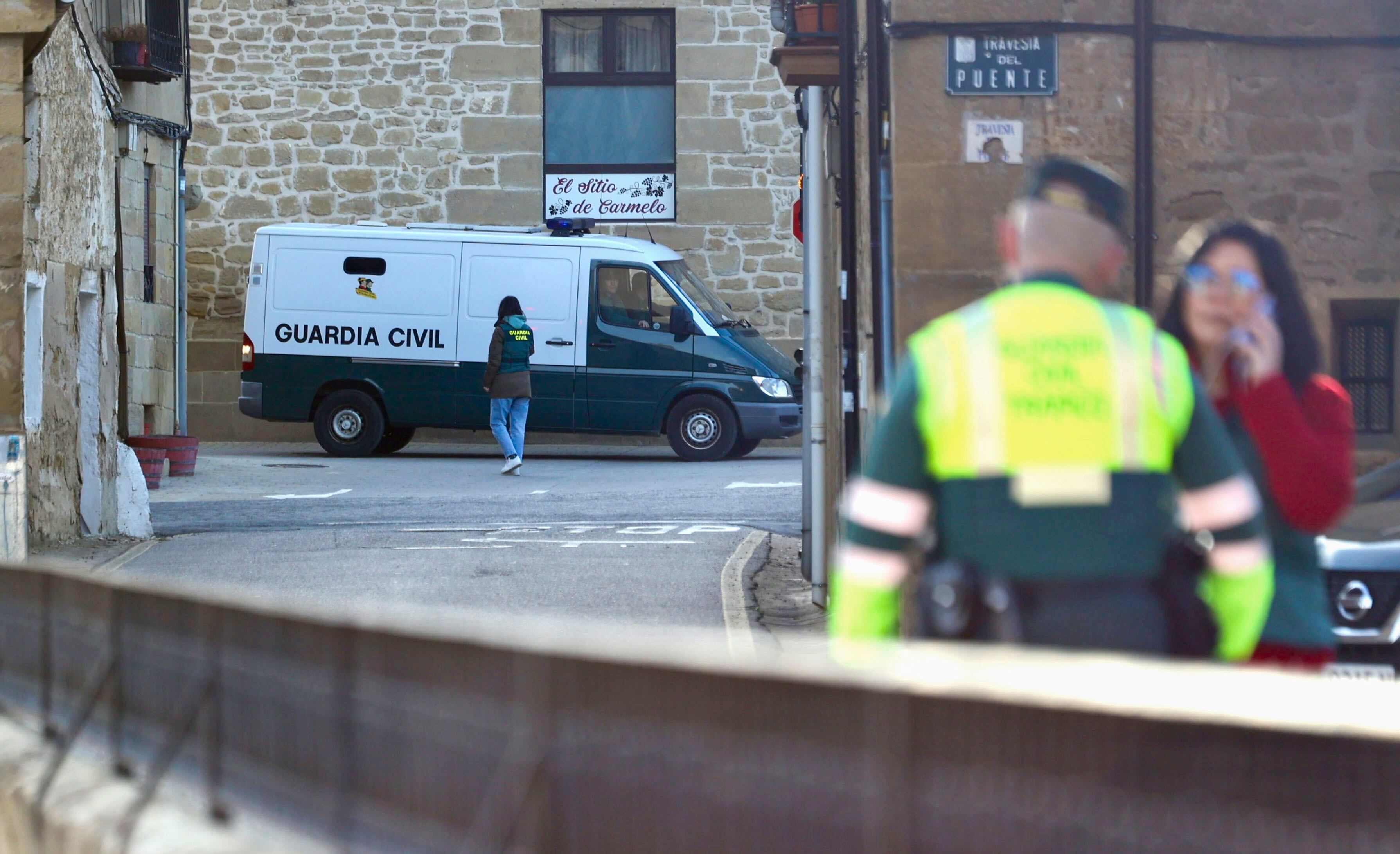CUZCURRITA DE RÍO TIRÓN, 26/01/2024.- La Guardia Civil, junto a los dos presuntos asesinos de Guillermo Castillo, realizan este viernes una reconstrucción de los hechos que terminaron con la vida del conocido hostelero riojano, Guillermo Castillo el 2 de mayo del pasado año. EFE/ Raquel Manzanares